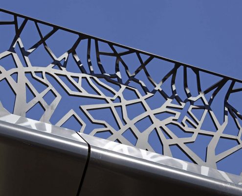 detail van hekwerk overkluizing N23 Soesterberg, zijaanzicht, abstracte vliegtuigvormen verwerkt in hekwerk, ontwerp door ipv Delft