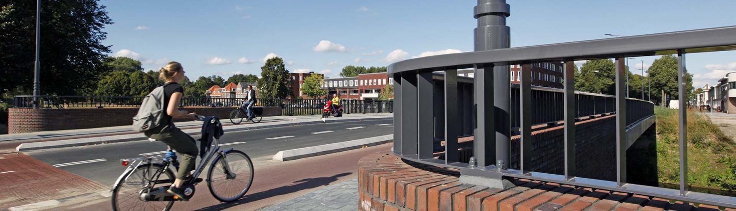 fietser op fietspad Bartenbrug Den Bosch, brugontwerp door ipv Delft
