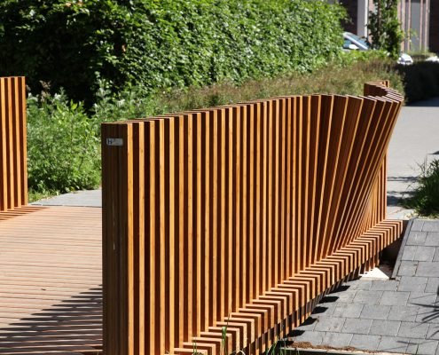 creatief bamboe houten hekwerk, fiets en voetgangersbrug