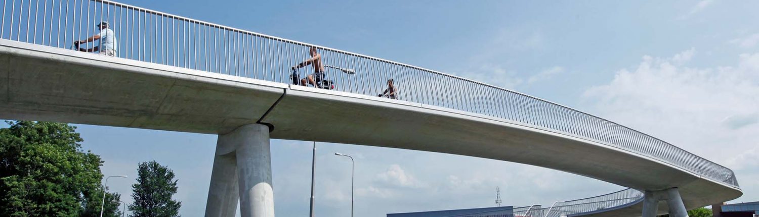 fietsbrug over N242 met veilig hekwerk, brug over provinciale weg, brugontwerp door ipv Delft
