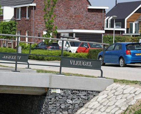 maatwerk hekwerk op verkeersbruggen Poortwijk, fiets en verkeersbruggen ontworpen door ipv Delft