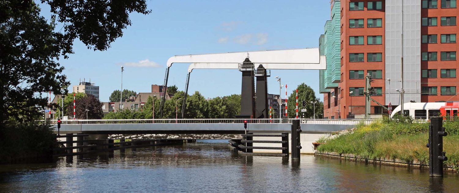 tafelbrug van RVS en beton voor busbaan in Groningen, brugontwerp door ipv Delft