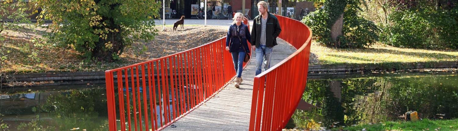 elegante voetgangersbrug Lijnbaan Vianen met rood spijlenhekwerk