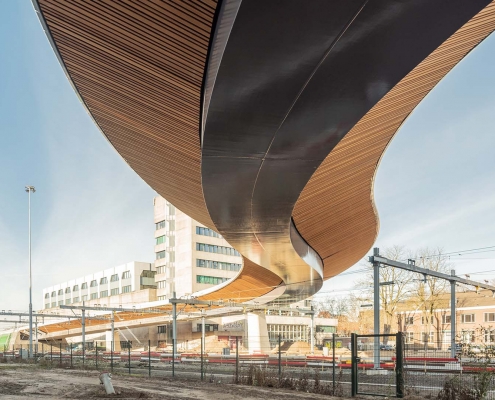 onderaanzicht busbrug Zwolle stalen kokerligger houten lamellen