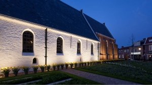 NWH.01_036_Witte-kerk-Noordwijkerhout-verlichting-zij-aanzicht-close-up-ipvDelft