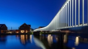 HHW.11_014_fietsbrug-De-Draai-Heerhugowaard-avond-verlichting-water-2-ipvDelft