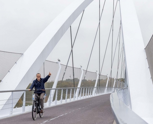 EHN.20_23okt2020-1_fietsers-enthousiast-over-fietsbrug-Tegenbosch