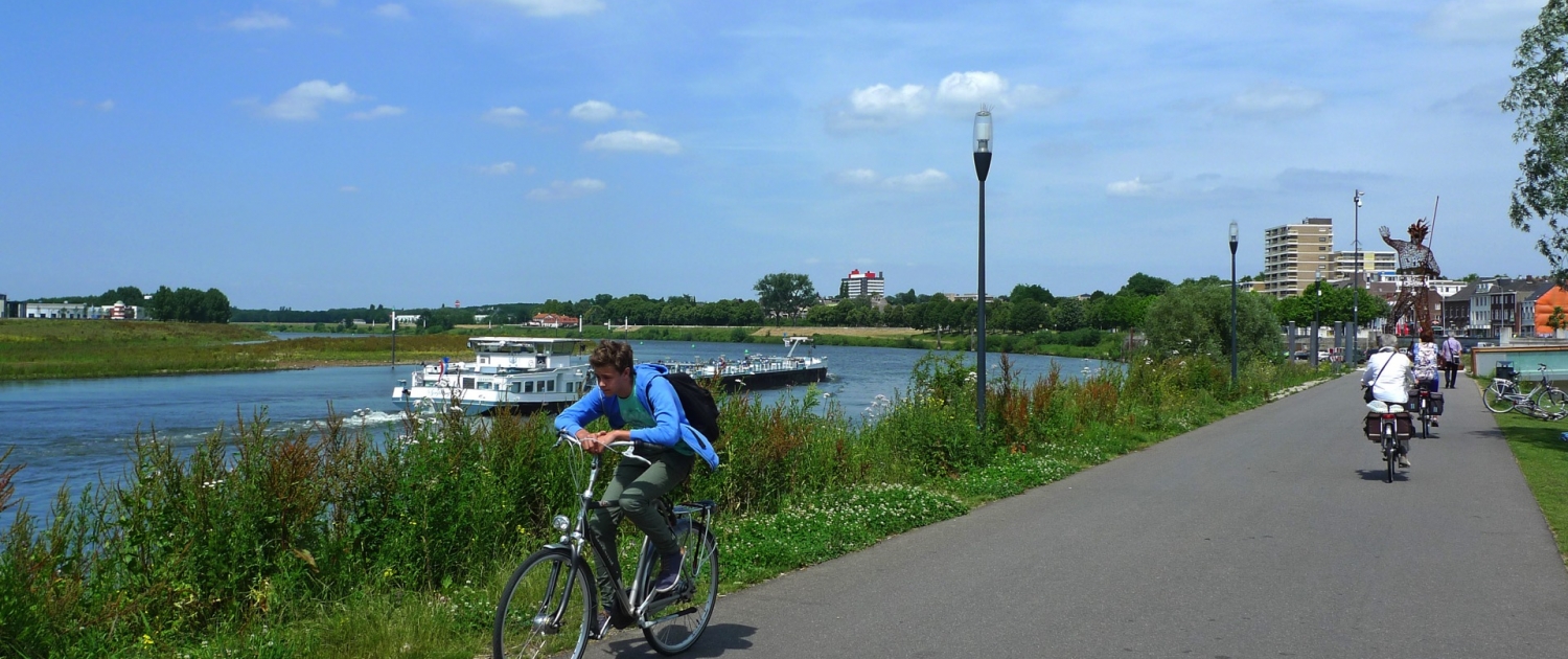 fietsers langs de Maas bij Venlo