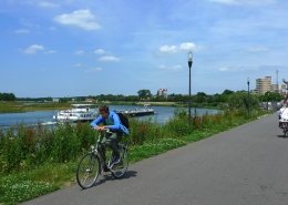 fietsers langs de Maas bij Venlo
