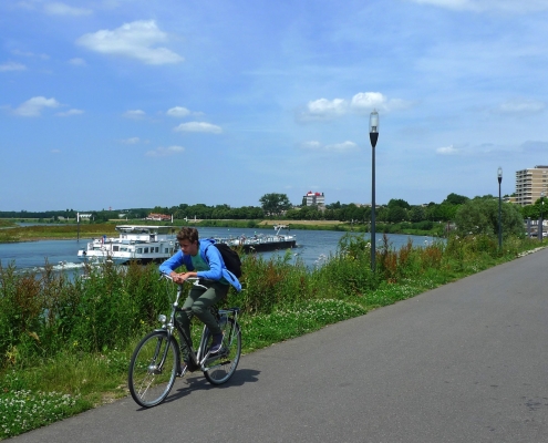 fietsers langs de Maas bij Venlo