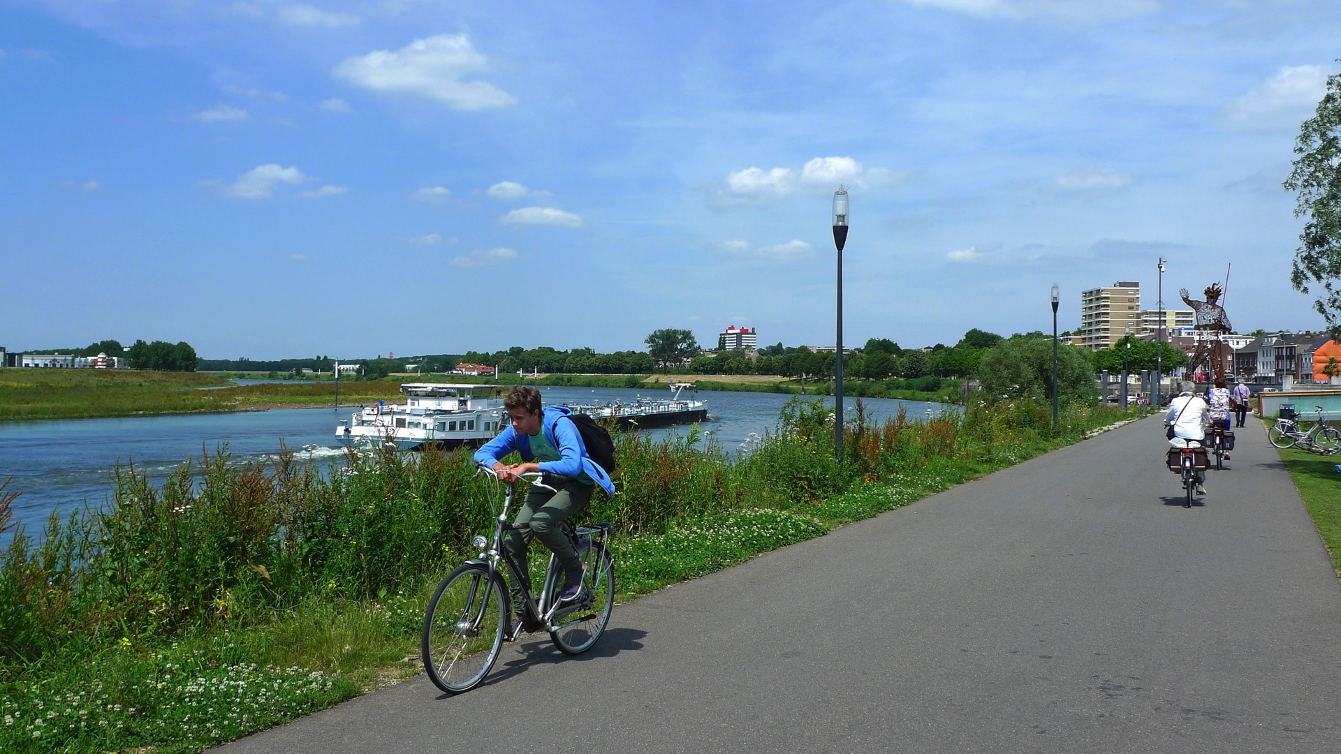 fietsers langs de Maas bij Venlo