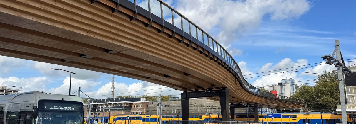 Passerelle Zwolle, houten liggers over stalen portalen