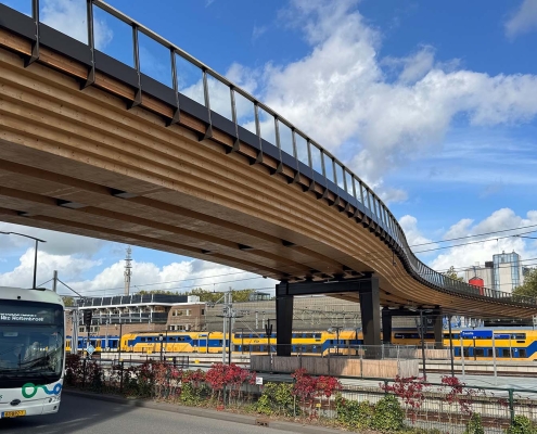 Passerelle Zwolle, houten liggers over stalen portalen