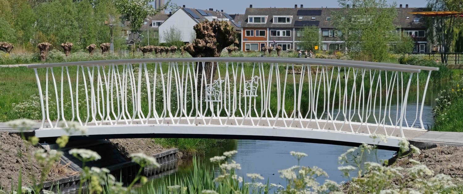 DEL.38_standaardbrug-Delftse-Stijl-staal-hekwerk-wit-koe-icoon-ontwerp-ipvDelft