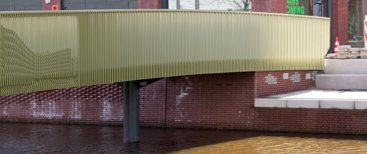 zwaluwkast, vleermuiskasten, bijenhotels en vlindernestkasten geintegreerd in fietsbrug