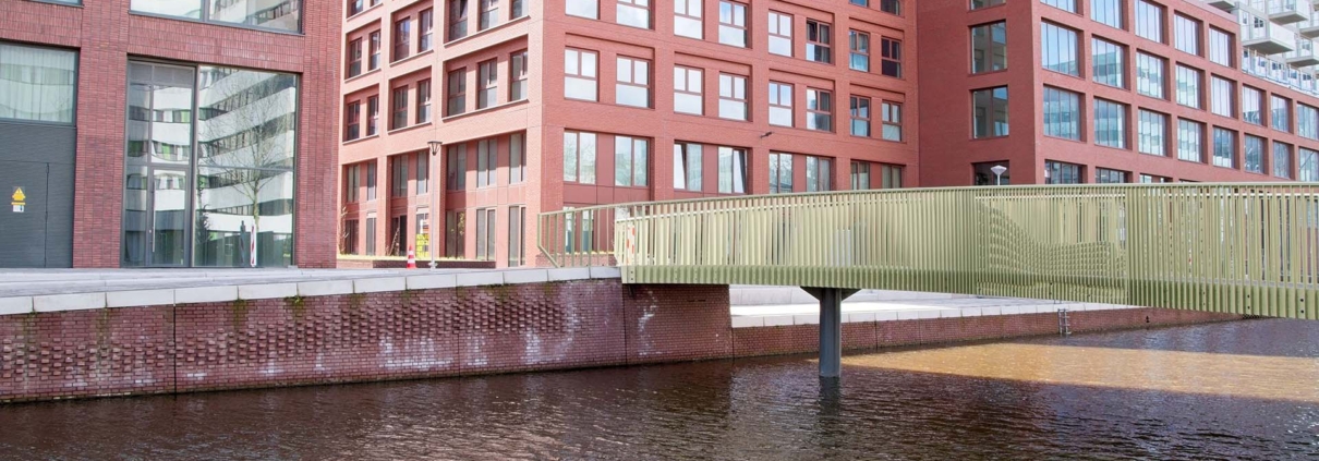 aansluiting fietsbrug op verhoogde kademuur