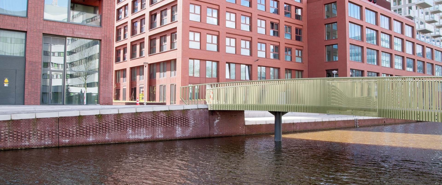 aansluiting fietsbrug op verhoogde kademuur