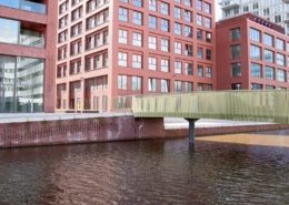 aansluiting fietsbrug op verhoogde kademuur