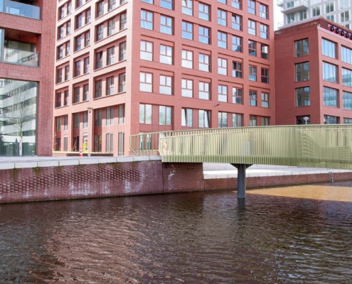 aansluiting fietsbrug op verhoogde kademuur