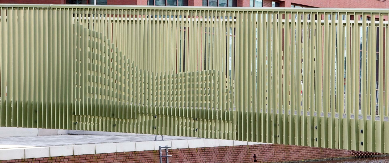 beeltenis Atlasgebouw in stalen strippenhekwerk